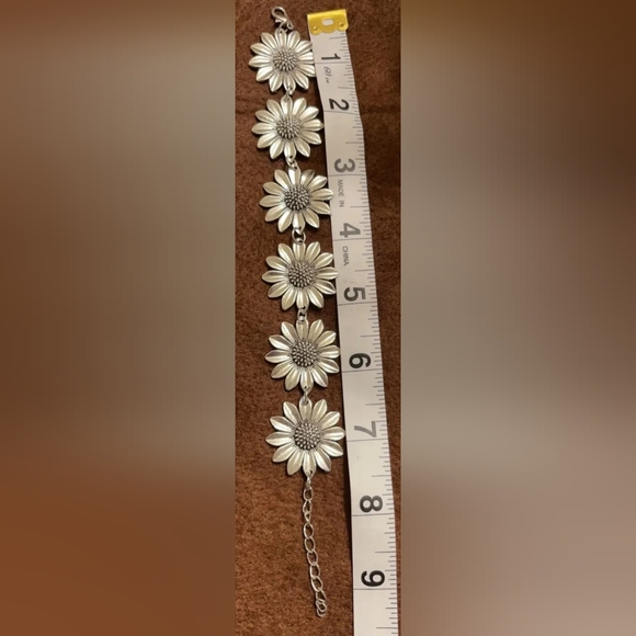 New beautiful Silver tone sunflower 7.5" to 9" adjustable bracelet - Picture 6 of 6